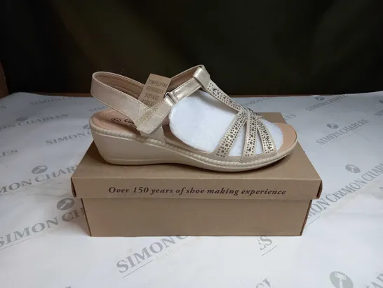 BOXED CUSHION WALK DIAMANTE TRIM SANDALS SIZE 7