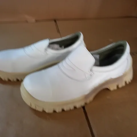 PAIR OF WARNING RESTO CLEAN SAFETY FOOTWEAR - SIZE 40