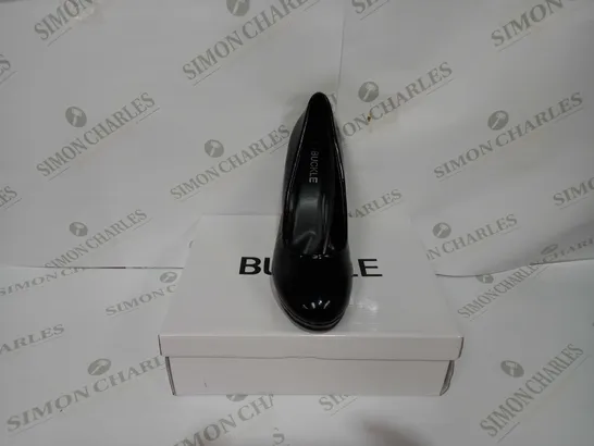 BUCKLE WOMANS HEELS IN BLACK - UK 10 