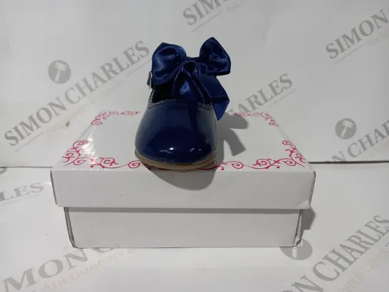 BOXED PAIR OF MELIA INFANT SHOES IN NAVY W. BOW DETAIL SIZE 5