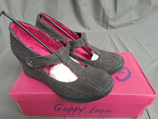 BOX OF APPROXIMATELY 12 PAIRS OF BLACK GUPPY LOVE WEDGE SHOES IN VARIOUS SIZES 