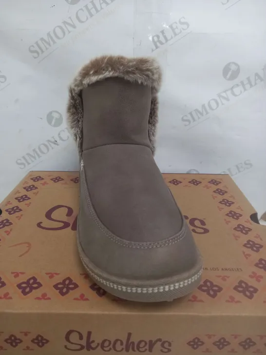 BOXED PAIR OF SKECHERS COZY SLIPPER BOOTS IN TAUPE SIZE 3.5