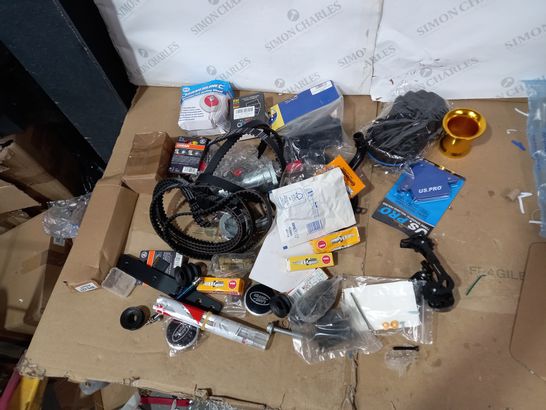BOX OF A LARGE QUANTITY OF ASSORTED DESIGNER VEHICLE PARTS/ACCESSORIES TO INCLUDE US. PRO MAGNETIC WELDING HOLDER, CONTINENTAL INNER TUBE, NGK SPARK PLUG ETC