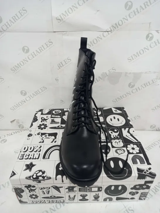 BOXED PAIR OF KOI FOOTWEAR THE STATEMENT ANIMAL FREE MENS MILITARY BOOTS - SIZE 10