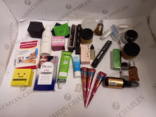 LOT OF APPROX 20 ASSORTED HEALTH AND BEAUTY ITEMS TO INCLUDE SHAVING BLADES, FACE CARE, MAKEUP ETC