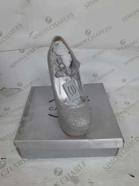 BOXED PAIR OF CASANDRA PLATFORM STRAP SHOE IN SILVER GLITTER SIZE 7