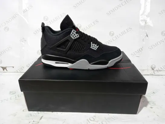 BOXED PAIR OF AIR JORDAN 4 RETRO SE SHOES IN BLACK/GREY UK SIZE 8