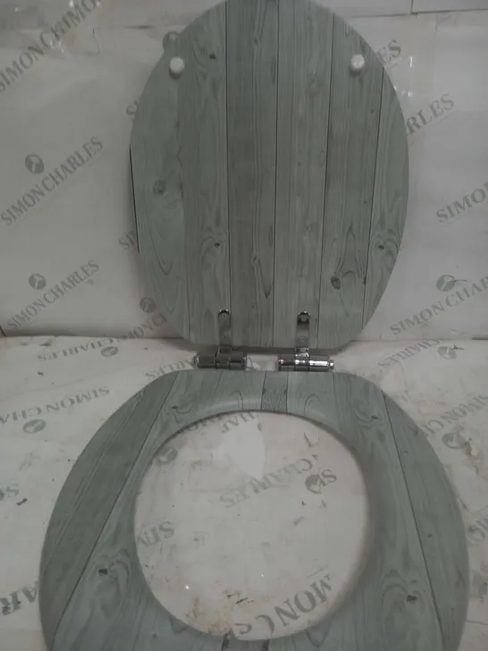 WOOD EFFECT TOILET SEAT  RRP £35