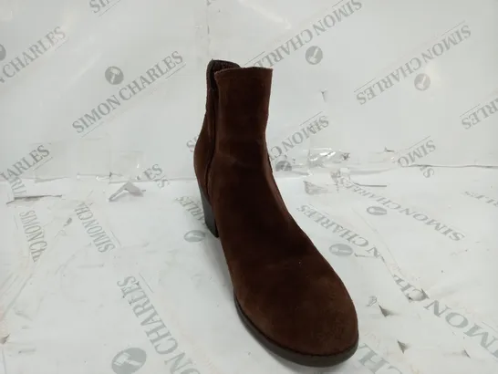 BOXED PAIR OF SKECHERS TAXI ZIP BOOTS IN CHOCOLATE SIZE 8