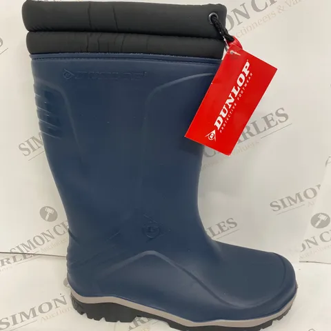 PAIR OF DUNLOP NAVY WELLIES SIZE 6