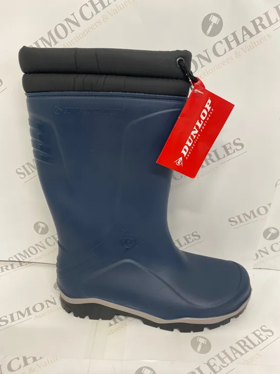 PAIR OF DUNLOP NAVY WELLIES SIZE 6