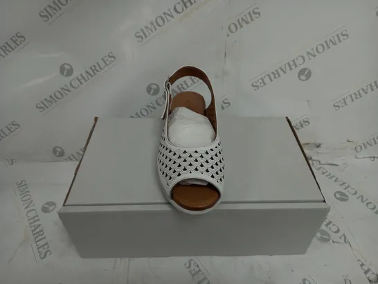 BOXED PAIR OF ADESSO LEATHER SLINGBACK STRAP SHOES IN WHITE SIZE 5