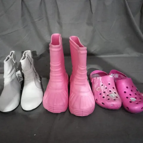 APPROXIMATELY 10 PAIRS OF ASSORTED KIDS SHOES IN VARIOUS STYLES AND SIZES 