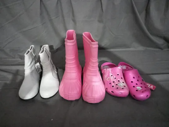 APPROXIMATELY 10 PAIRS OF ASSORTED KIDS SHOES IN VARIOUS STYLES AND SIZES 