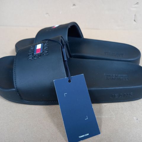 BOXED PAIR OF TOMMY JEANS POOL SLIDERS BLACK SIZE 39EU