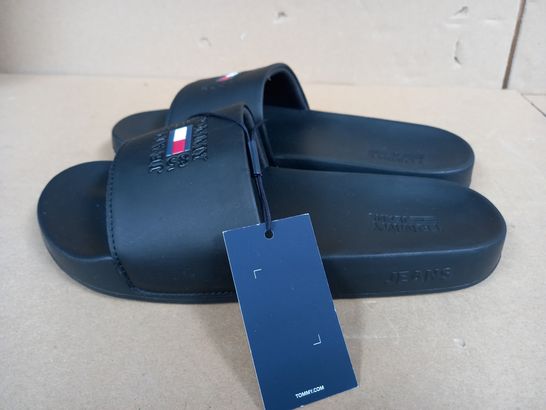 BOXED PAIR OF TOMMY JEANS POOL SLIDERS BLACK SIZE 39EU