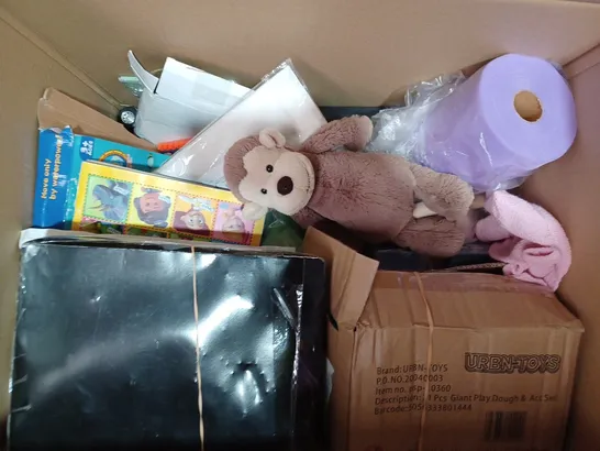 BOX OF APPROXIMATELY 20 ASSORTED TOYS AND GAMES TO INCLUDE MATCHSTICK MONKEY TEETHING TOY, RAFFIA WEAVING KIT, HUA DADA 1000 PIECE PUZZLE, ETC