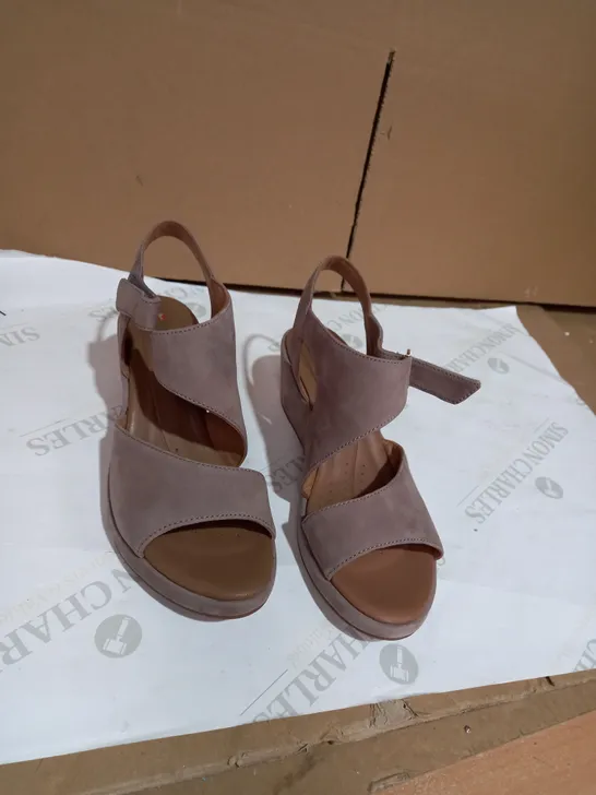 OUTLET CLARKS UN PLAZA CROSS SLINGBACK SANDAL STANDARD FIT - UK SIZE 7, BROWN NUBUCK 