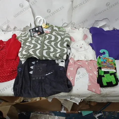 BOX OF ASSORTED CHILDRENS CLOTHING ITEMS TO INCLUDE PYJAMAS, BABY GROWS, JUMPERS ETC 