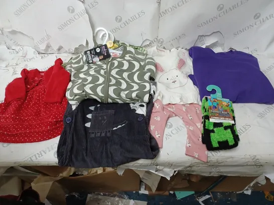 BOX OF ASSORTED CHILDRENS CLOTHING ITEMS TO INCLUDE PYJAMAS, BABY GROWS, JUMPERS ETC 