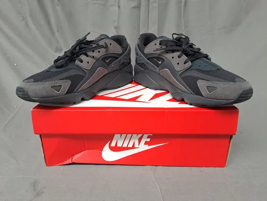 BOXED PAIR OF NIKE AIR HUARACHE RUNNER SHOES IN BLACK/GREY UK SIZE 8.5