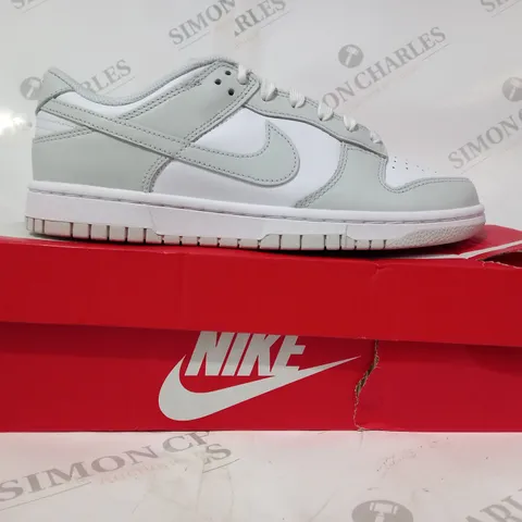 BOXED PAIR OF NIKE DUNK LOW TRAINERS IN WHITE/GREY UK SIZE 7.5