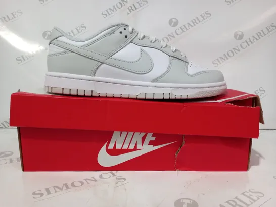 BOXED PAIR OF NIKE DUNK LOW TRAINERS IN WHITE/GREY UK SIZE 7.5