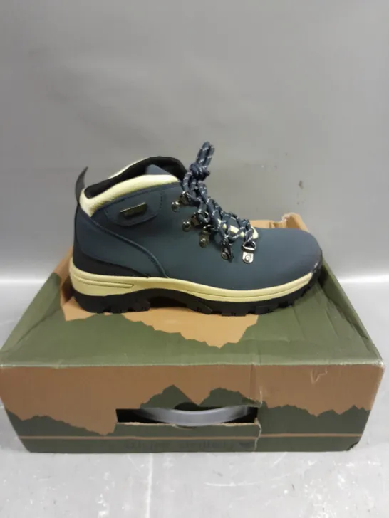 BOXED PAIR OF WYRE VALLEY BROOKIE WALKING BOOTS - 5