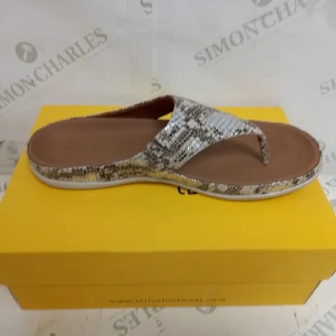 BOXED STRIVE MAUI IN SNAKE GLAMOUR SIZE 7 