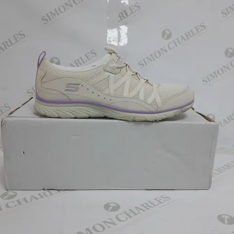 BOXED PAIR OF SKECHERS GRATIS TRAINERS IN LIGHT GREY SIZE 6