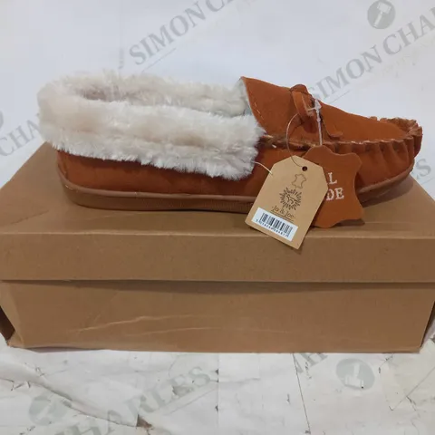 BOXED PAIR OF JO & JOE FAUR FUR LINED LEATHER SLIP-ON SHOES IN COGNAC COLOUR UK SIZE 4