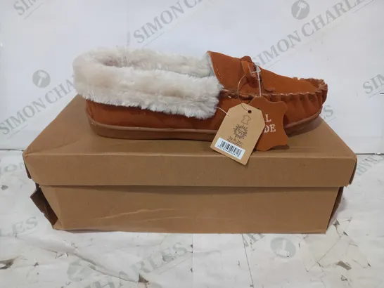 BOXED PAIR OF JO & JOE FAUR FUR LINED LEATHER SLIP-ON SHOES IN COGNAC COLOUR UK SIZE 4