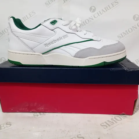 BOXED PAIR OF REEBOK BB 4000 II TRAINERS IN WHITE/GREEN UK SIZE 9