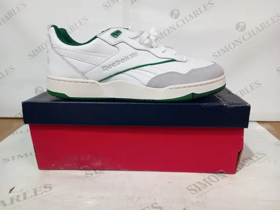 BOXED PAIR OF REEBOK BB 4000 II TRAINERS IN WHITE/GREEN UK SIZE 9