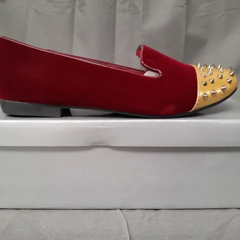 BOX OF APPROXIMATELY 12 BOXED PAIRS OF CASANDRA SLIP-ON SHOES IN RED/GOLD W. SPIKE STUDS - VARIOUS SIZES