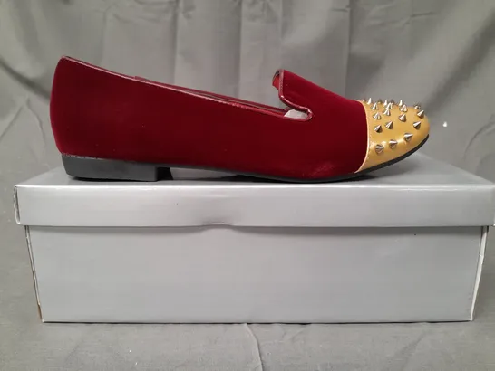 BOX OF APPROXIMATELY 12 BOXED PAIRS OF CASANDRA SLIP-ON SHOES IN RED/GOLD W. SPIKE STUDS - VARIOUS SIZES