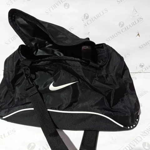 DESIGNER GYM BAG IN THE STYLE OF NIKE IN BLACK/WHITE