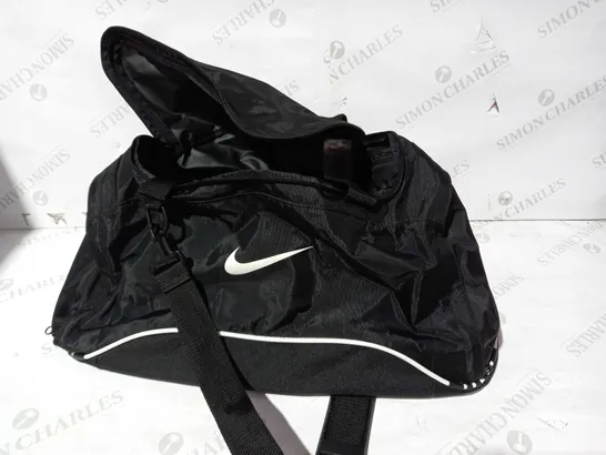 DESIGNER GYM BAG IN THE STYLE OF NIKE IN BLACK/WHITE