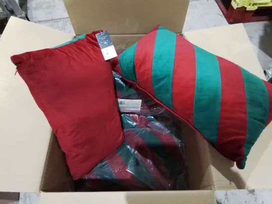 LOT OF 8 30X35CM RED AND GREEN CHEVRON FILLED CUSHIONS