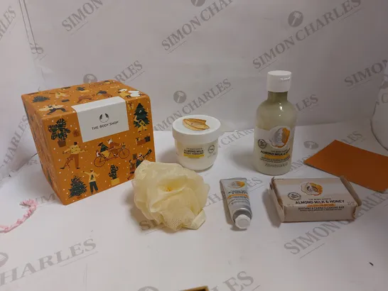 THE BODY SHOP - SOOTHING ALMOND MILK&HONEY GIFT BOX 