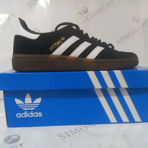 BOXED PAIR OF ADIDAS HANDBALL SPEZIAL SHOES IN BLACK/WHITE UK SIZE 4
