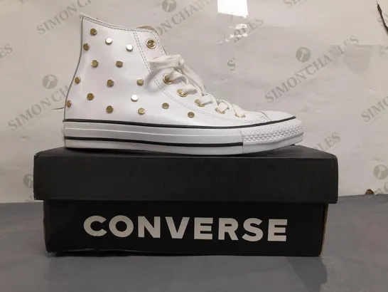 BOXED PAIR OF CONVERSE ALL STAR SHOES IN WHITE/GOLD SIZE 5