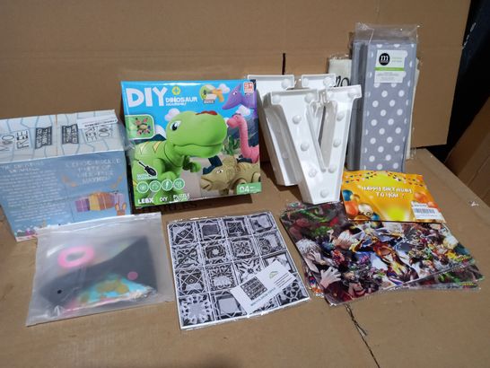 LOT OF APPROX 10 ASSORTED HOUSEHOLD ITEMS TO INCLUDE 'V' LED LIGHT, BIRTHDAY FOIL BALLOON, WALL STICKERS, ETC