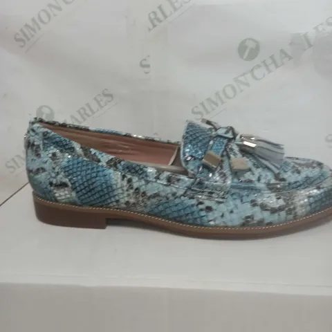 BOXED PAIR OF MODA IN PELLE SHOES IN DENIM SNAKE SIZE 7