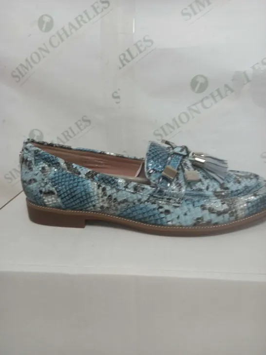 BOXED PAIR OF MODA IN PELLE SHOES IN DENIM SNAKE SIZE 7