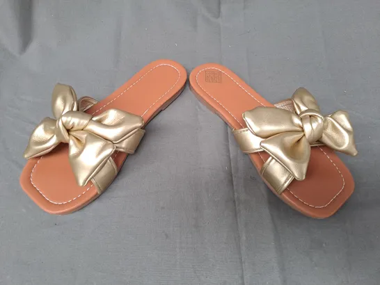 BOXED PAIR OF DESIGNER OPEN TOE FLAT SANDALS IN METALLIC GOLD W. BOW DETAIL EU SIZE 35