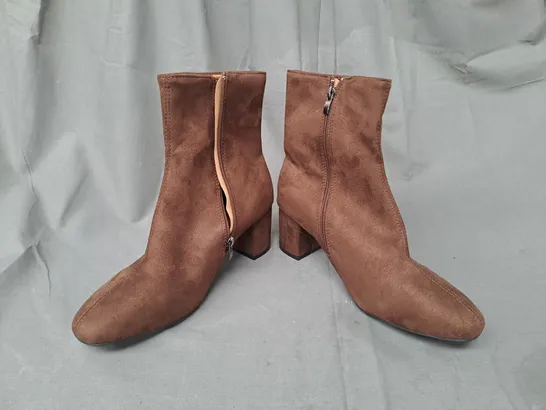 BOXED PAIR OF DESIGNER BLOCK HEEL ANKLE BOOTS IN BROWN EU SIZE 42