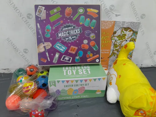 APPROXIMATELY 20 ASSORTED TOYS & GAMES TO INCLUDE BOUNY BALLS, MAGIC TRICKS SET, APHMAU PLUSH, ETC