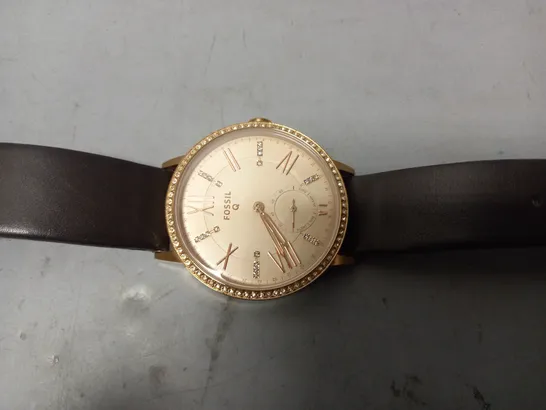 BOXED FOSSIL WATCH IN ROSE GOLD EFFECT W. BROWN LEATHER STRAPS