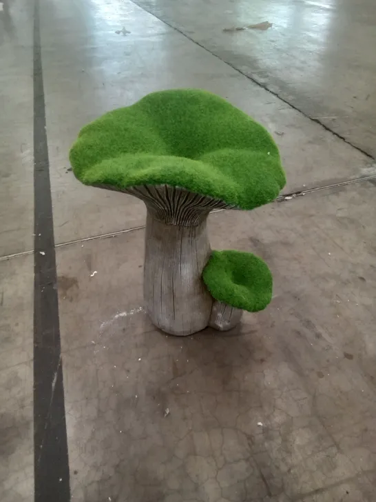 BOXED FAUX MOSS TOADSTOOL